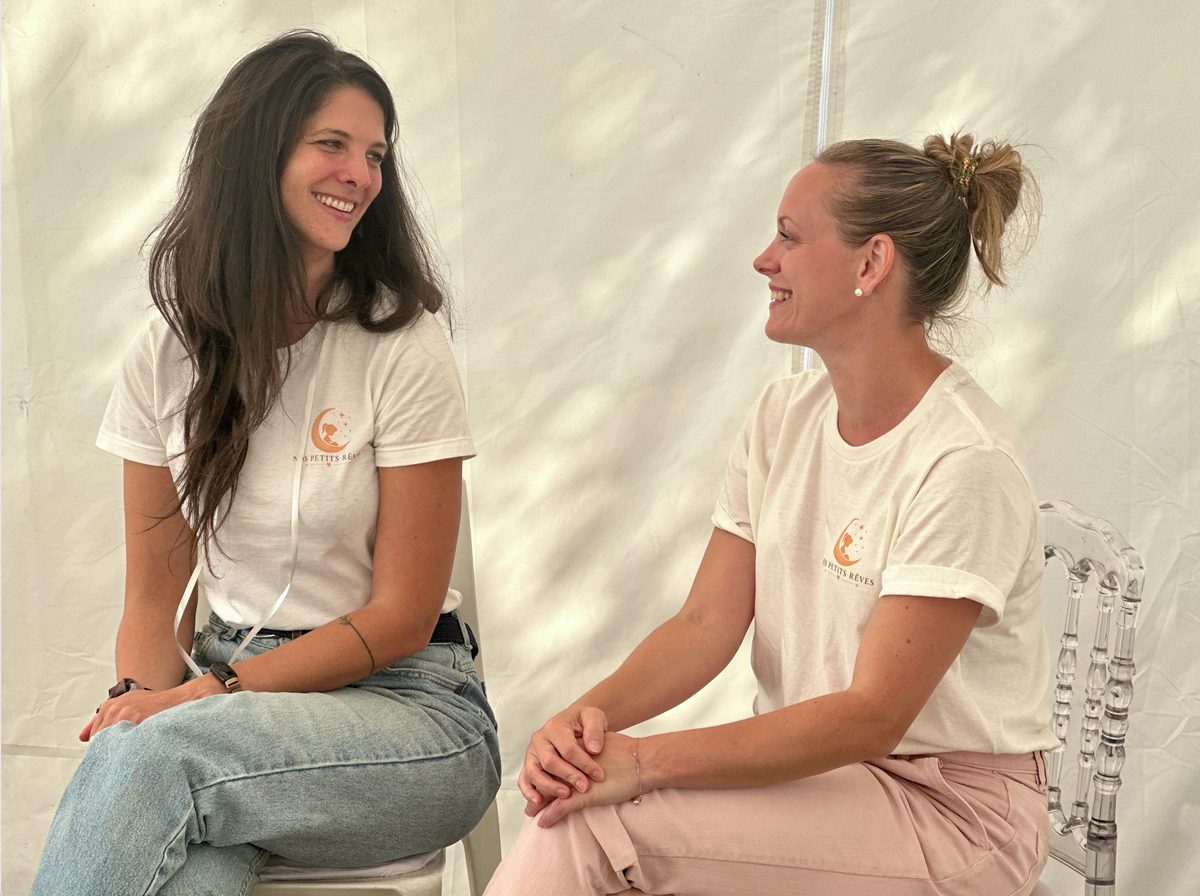 Les deux fondatrices de Nos Petits Rêves, souriantes, lors du salon du Post-Partum à Beauchamp